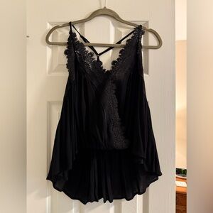 Black Lacy Flowy Fabrik Top